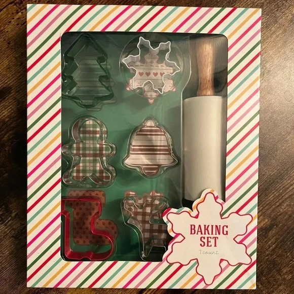 Kids 7 piece baking set with cookie cutters & a rolling pin. - Picture 1 of 11